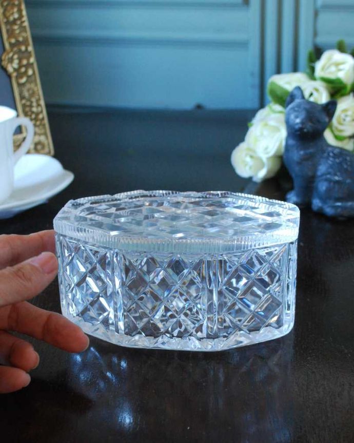 アンティーク 雑貨のガラス小物　アンティーク雑貨　アンティークプレスドグラス、蓋付きの美しいガラスケース（パフケース）。ふたを開ける度にワクワク･･･キラキラ輝くガラスの器は、どんな場所に置いても光りに反射してキレイに輝きます。(pg-5713)