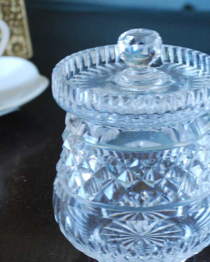 アンティーク 雑貨のガラス小物　アンティーク雑貨　ティータイムに華を添えるアンティークプレスドグラス、シュガーポット。アフタヌーンティーをより楽しむ器英国の人にとって大切なアフタヌーンティー。(pg-5714)