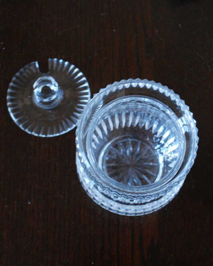 アンティーク 雑貨のガラス小物　アンティーク雑貨　ティータイムに華を添えるアンティークプレスドグラス、シュガーポット。ふたをとって中をのぞいてみると･･･アンティークのため、多少の欠け・傷がある場合がありますが、使用上問題はありませんので、ご了承下さい。(pg-5714)