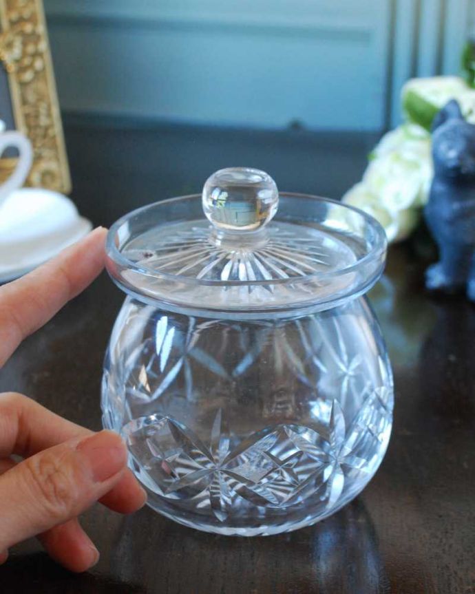 アンティーク 雑貨のガラス小物　アンティーク雑貨　ティータイムが華やかになるアンティークプレスドグラス、シュガーポット。ふたを開ける度にワクワク置いておくだけで絵になる可愛らしさ。(pg-5716)