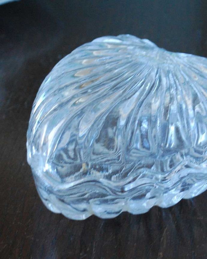 アンティーク 雑貨のガラス小物　アンティーク雑貨　ときめいてしまうハートのガラスケース、フタ付きアンティークプレスドグラス。ハートのモチーフが形が可愛い女性のための器もともとはドレッシングチェストの上に置いて、コットンやパフなどを収納するために作られたプレスドグラスです。(pg-5720)