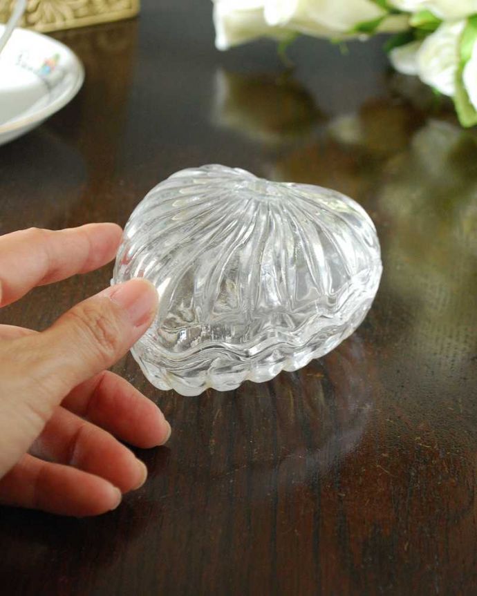 アンティーク 雑貨のガラス小物　アンティーク雑貨　ときめいてしまうハートのガラスケース、フタ付きアンティークプレスドグラス。ふたを開ける度にドキドキキラキラに輝く小物入れ。(pg-5720)