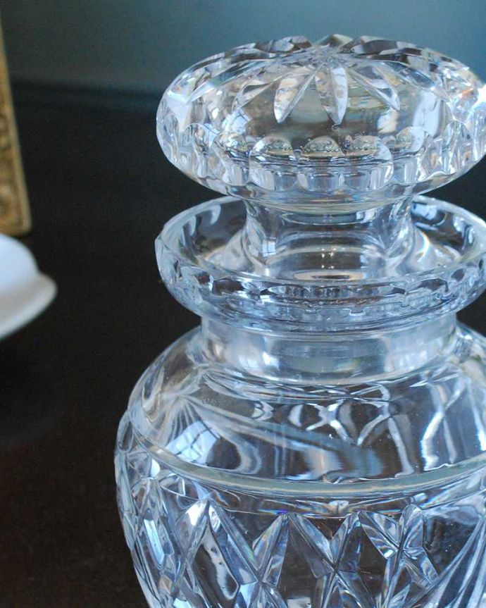 アンティーク 雑貨のガラス小物　アンティーク雑貨　豪華なフタまで美しいアンティークガラスのピクルスジャー（プレスドグラス）。英国の食卓になくてはならないピクルスジャーイギリスの人が大好きなピクルスを入れるために作られた器。(pg-5724)