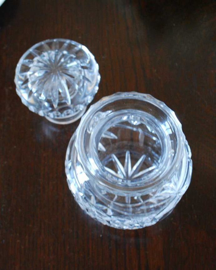 アンティーク 雑貨のガラス小物　アンティーク雑貨　豪華なフタまで美しいアンティークガラスのピクルスジャー（プレスドグラス）。中身を見るとこんな感じコンディションのいいものだけを選んできたので、仕様上問題はありません。(pg-5724)
