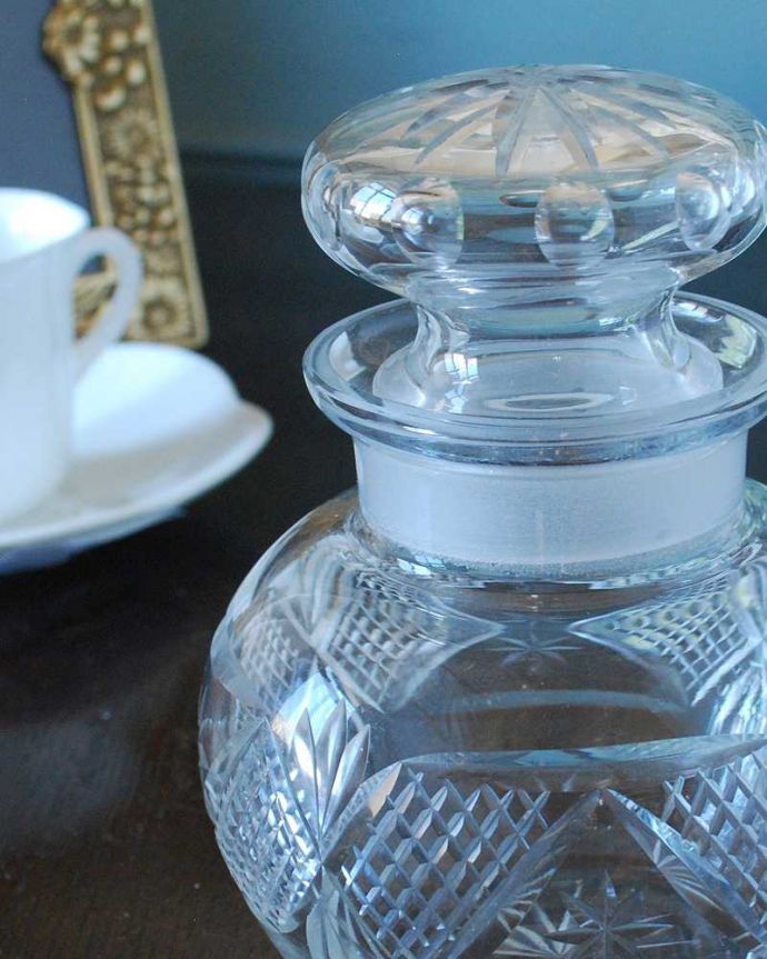 アンティーク 雑貨のガラス小物　アンティーク雑貨　コロンと可愛いデザインのガラスケース、アンティークプレスドグラス(ピクルスジャー) 。英国の食卓になくてはならないピクルスジャーイギリスの人が大好きなピクルスを入れるために作られた器。(pg-5725)