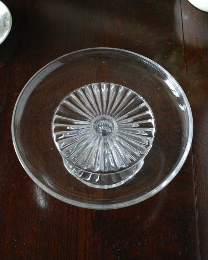 アンティーク 雑貨のガラス小物　アンティーク雑貨　本格アフタヌーンティーを楽しむアンティークガラスのケーキスタンド（プレスドグラス ）。上から見ると美しいデザインアンティークのため、多少の欠け・傷がある場合がありますが、使用上問題はありませんので、ご了承下さい。(pg-5728)