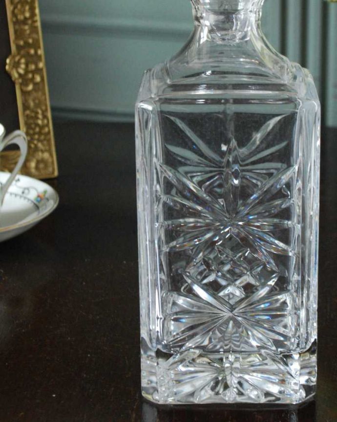 アンティーク 雑貨のガラス小物　アンティーク雑貨　丸いフタがとっても可愛いアンティーク のプレスドグラス(デカンタ)。お酒を入れて楽しんだデカンタ今のように便利なペットボトルや缶がない時代。(pg-5731)
