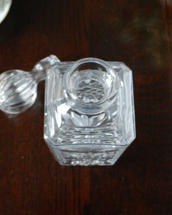 アンティーク 雑貨のガラス小物　アンティーク雑貨　丸いフタがとっても可愛いアンティーク のプレスドグラス(デカンタ)。上から見るとこんな感じです。(pg-5731)