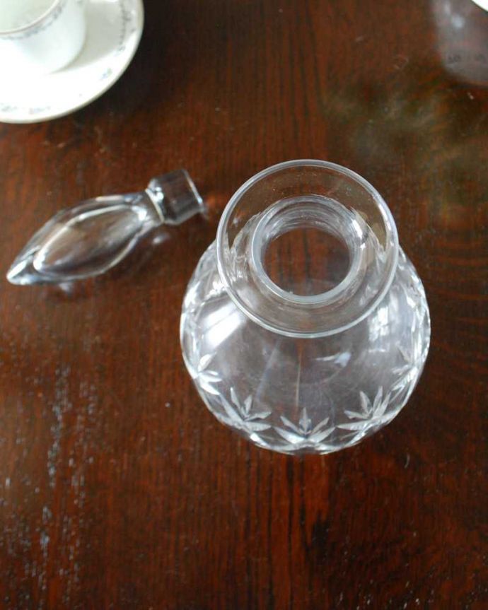アンティーク 雑貨のガラス小物　アンティーク雑貨　女性らしいシルエットがキレイなアンティーク プレスドグラスのデカンタ。上から見るとこんな感じです。(pg-5732)