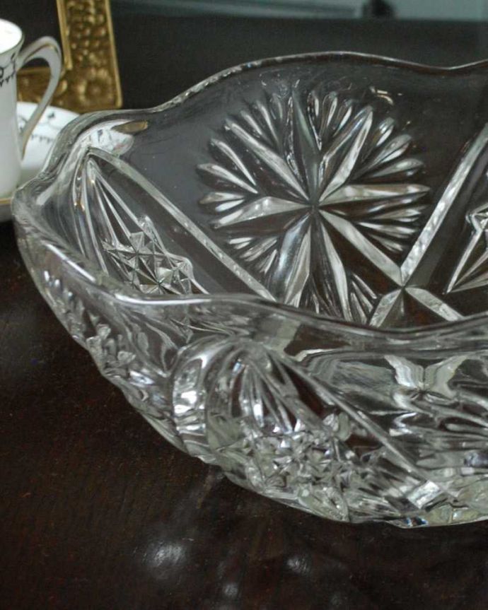 アンティーク 雑貨のガラス小物　アンティーク雑貨　食卓が華やかになるアンティーク プレスドグラスのガラスボウル。食事の時間を楽しく過ごすために作られた器貴重だったガラスがプレスドグラスの発達によって気軽に手に入るようになった時代に作られたテーブルウェア。(pg-5733)