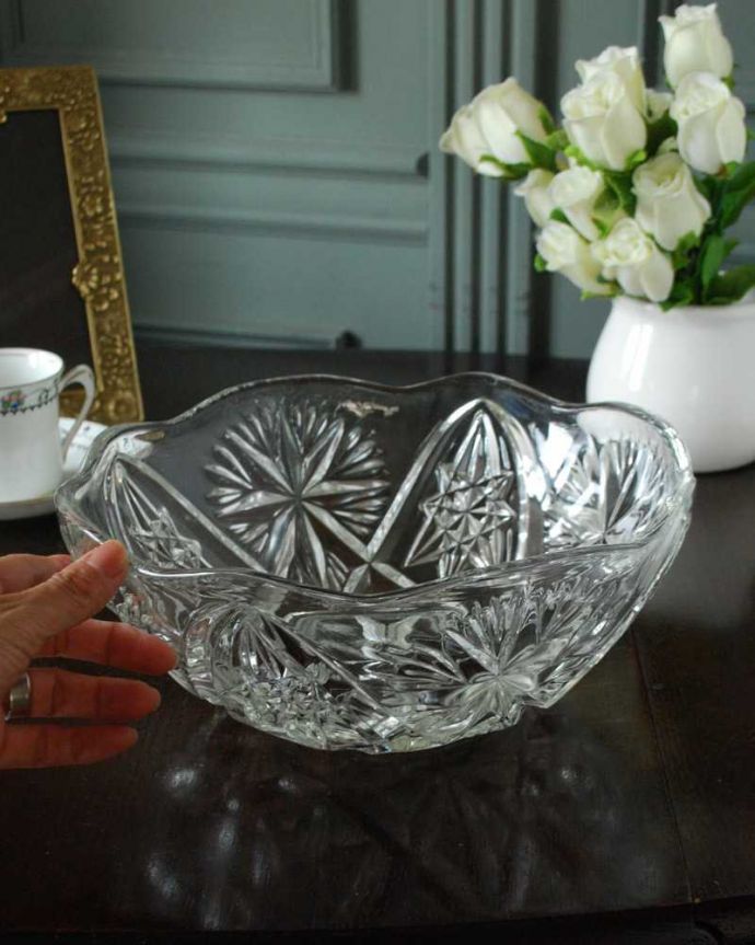 アンティーク 雑貨のガラス小物　アンティーク雑貨　食卓が華やかになるアンティーク プレスドグラスのガラスボウル。いろいろ便利に使えます食卓で使うのはもちろん、お花を浮かべたり、花器代わりに使ったりと自分だけの使い方を楽しんで下さい。(pg-5733)