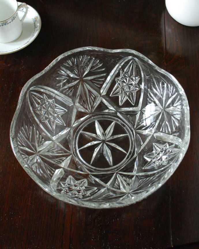 アンティーク 雑貨のガラス小物　アンティーク雑貨　食卓が華やかになるアンティーク プレスドグラスのガラスボウル。上から見るとこんな感じです。(pg-5733)