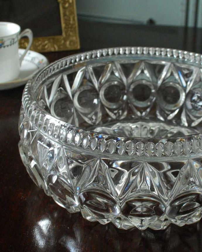 アンティーク 雑貨のガラス小物　アンティーク雑貨　水玉模様も特別キレイなアンティーク プレスドグラスの大きなガラスボウル。食事の時間を楽しく過ごすために作られた器貴重だったガラスがプレスドグラスの発達によって気軽に手に入るようになった時代に作られたテーブルウェア。(pg-5735)
