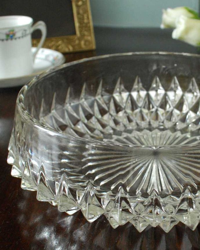 アンティーク 雑貨のガラス小物　アンティーク雑貨　イギリスのアンティークガラス雑貨、豪華なプレスドグラスのボウル。食事の時間を楽しく過ごすために作られた器貴重だったガラスがプレスドグラスの発達によって気軽に手に入るようになった時代に作られたテーブルウェア。(pg-5736)