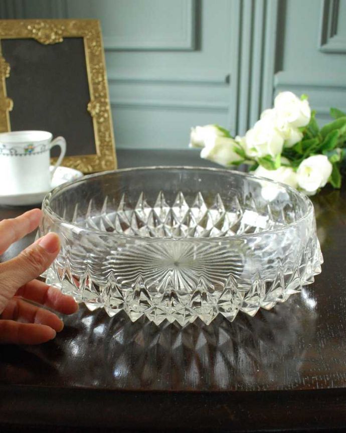 アンティーク 雑貨のガラス小物　アンティーク雑貨　イギリスのアンティークガラス雑貨、豪華なプレスドグラスのボウル。いろいろ便利に使えます食卓で使うのはもちろん、お花を浮かべたり、花器代わりに使ったりと自分だけの使い方を楽しんで下さい。(pg-5736)