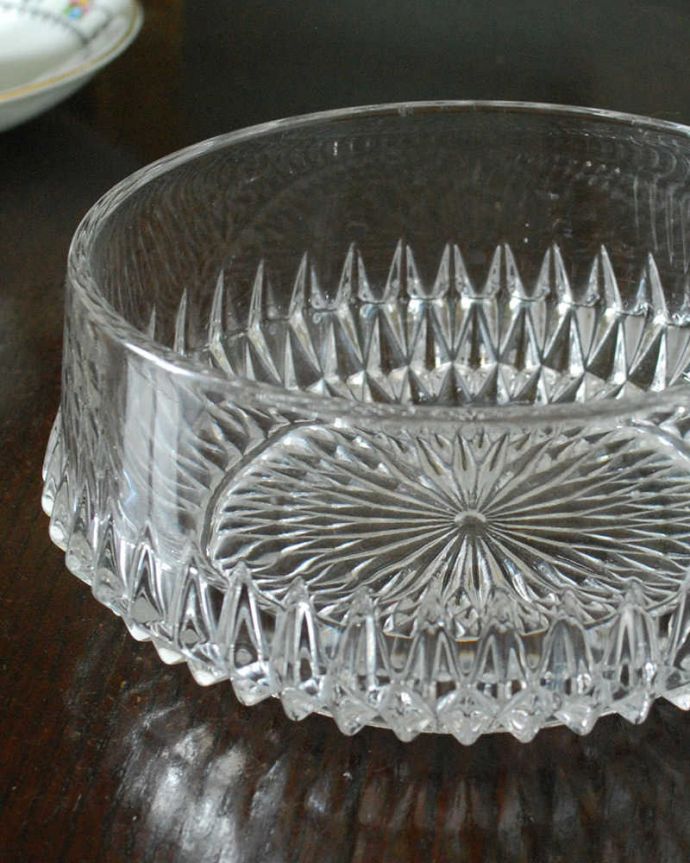 アンティーク 雑貨のガラス小物　アンティーク雑貨　キラキラにテーブルの上で輝くアンティーク プレスドグラスのデザートボウル。食事の時間を楽しく過ごすために作られた器貴重だったガラスがプレスドグラスの発達によって気軽に手に入るようになった時代に作られたテーブルウェア。(pg-5738)