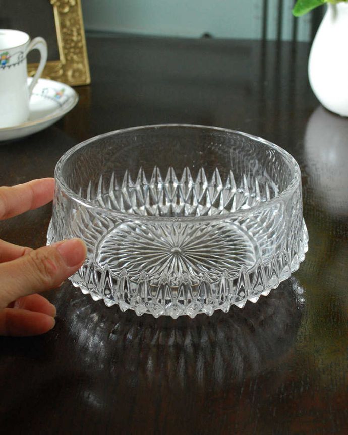 アンティーク 雑貨のガラス小物　アンティーク雑貨　キラキラにテーブルの上で輝くアンティーク プレスドグラスのデザートボウル。いろいろ便利に使えます食卓で使うのはもちろん、お花を浮かべたり、花器代わりに使ったりと自分だけの使い方を楽しんで下さい。(pg-5738)