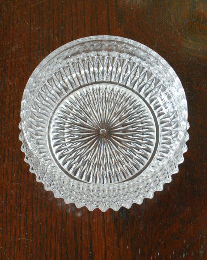 アンティーク 雑貨のガラス小物　アンティーク雑貨　キラキラにテーブルの上で輝くアンティーク プレスドグラスのデザートボウル。上から見るとこんな感じです。(pg-5738)