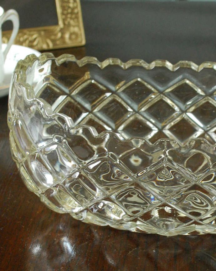 アンティーク 雑貨のガラス小物　アンティーク雑貨　キラキラと美しく輝くアンティークプレスドグラスのガラスボウル。食事の時間を楽しく過ごすために作られた器貴重だったガラスがプレスドグラスの発達によって気軽に手に入るようになった時代に作られたテーブルウェア。(pg-5739)