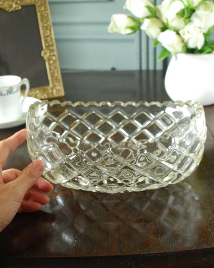 アンティーク 雑貨のガラス小物　アンティーク雑貨　キラキラと美しく輝くアンティークプレスドグラスのガラスボウル。いろいろ便利に使えます食卓で使うのはもちろん、お花を浮かべたり、花器代わりに使ったりと自分だけの使い方を楽しんで下さい。(pg-5739)