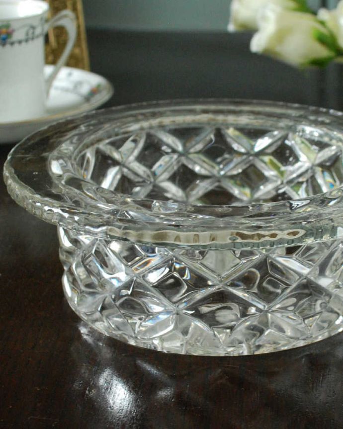 アンティーク 雑貨のガラス小物　アンティーク雑貨　ダイヤモチーフが美しいアンティーク プレスドグラスのデザートボウル（小物入れ）。食事の時間を楽しく過ごすために作られた器貴重だったガラスがプレスドグラスの発達によって気軽に手に入るようになった時代に作られたテーブルウェア。(pg-5740)
