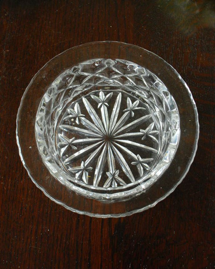 アンティーク 雑貨のガラス小物　アンティーク雑貨　ダイヤモチーフが美しいアンティーク プレスドグラスのデザートボウル（小物入れ）。上から見るとこんな感じです。(pg-5740)