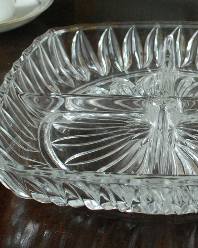 アンティーク 雑貨のガラス小物　アンティーク雑貨　イギリスのアンティークプレスドグラスのトレー、便利な仕切り付きプレート。食事の時間を楽しく過ごすために作られた器貴重だったガラスがプレスドグラスの発達によって気軽に手に入るようになった時代に作られたテーブルウェア。(pg-5743)