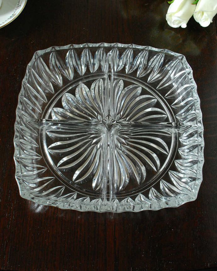 アンティーク 雑貨のガラス小物　アンティーク雑貨　イギリスのアンティークプレスドグラスのトレー、便利な仕切り付きプレート。上から見るとこんな感じです。(pg-5743)