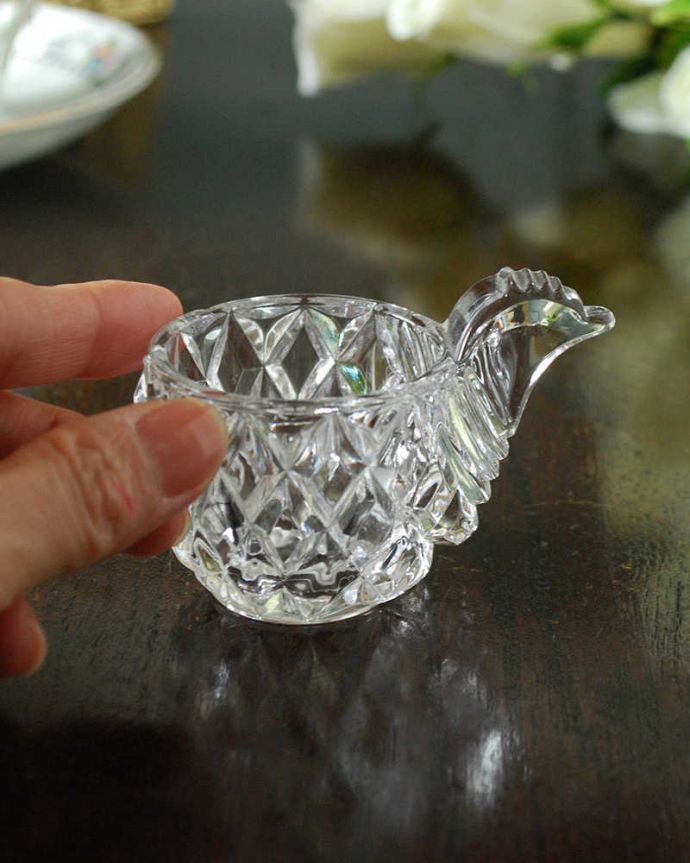 アンティーク 雑貨のガラス小物　アンティーク雑貨　小さな持ち手付きの可愛いエッグスタンド、アンティークプレスドグラスのエッグカップ 。コンパクトなサイズが可愛いんです置いておくだけでほっこりしちゃう可愛いサイズ。(pg-5745)