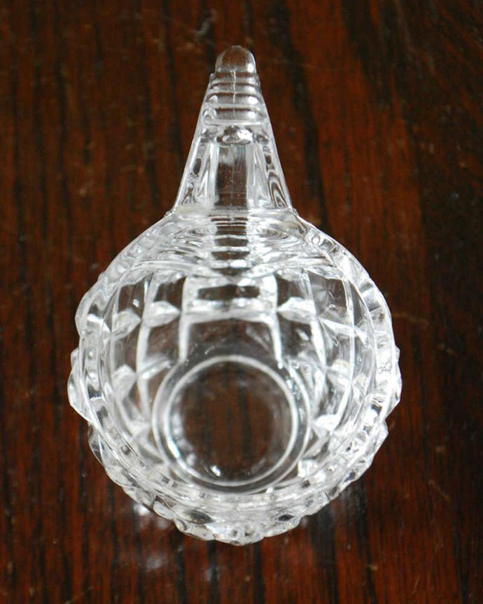 アンティーク 雑貨のガラス小物　アンティーク雑貨　小さな持ち手付きの可愛いエッグスタンド、アンティークプレスドグラスのエッグカップ 。上から見るとこんな形アンティークなので多少のキズやカケがある場合はありますが、使用上問題はありませんのでご了承下さい。(pg-5745)