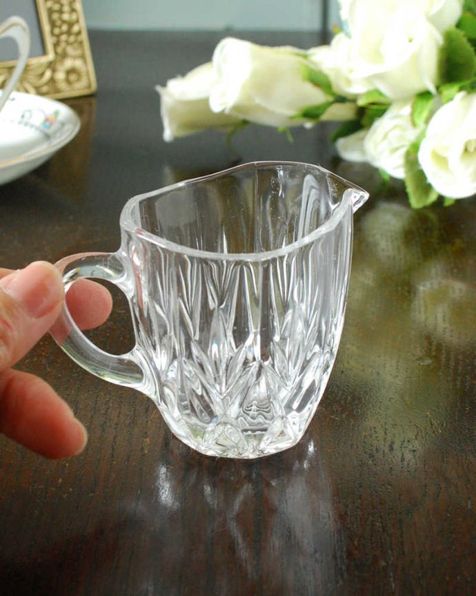 アンティーク 雑貨のガラス小物　アンティーク雑貨　アンティーク プレスドグラス 、ティータイムが楽しくなるガラスのミルクポット。持ち手もしっかり付いています昔と同じようにミルクを入れて使うのはもちろん使い方は自由自在。(pg-5746)
