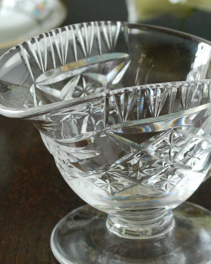 アンティーク 雑貨のガラス小物　アンティーク雑貨　ティーカップのような可愛いガラスのミルクポット（アンティーク プレスドグラス）。お茶の時間に欠かせないミルクピッチャーミルクティーが大好きな英国人が作ったガラスのミルクピッチャーは、たっぷりミルクが注げるようにサイズが大きめです。(pg-5748)