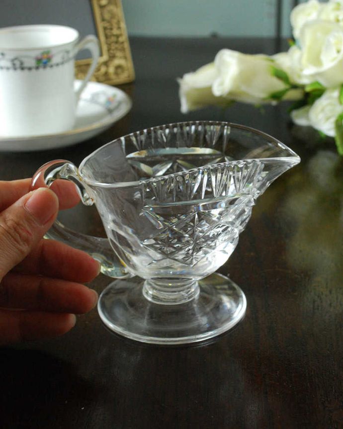 アンティーク 雑貨のガラス小物　アンティーク雑貨　ティーカップのような可愛いガラスのミルクポット（アンティーク プレスドグラス）。持ち手もしっかり付いています昔と同じようにミルクを入れて使うのはもちろん使い方は自由自在。(pg-5748)