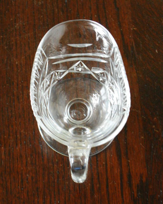 アンティーク 雑貨のガラス小物　アンティーク雑貨　ティーカップのような可愛いガラスのミルクポット（アンティーク プレスドグラス）。上から見るとこんな感じです。(pg-5748)