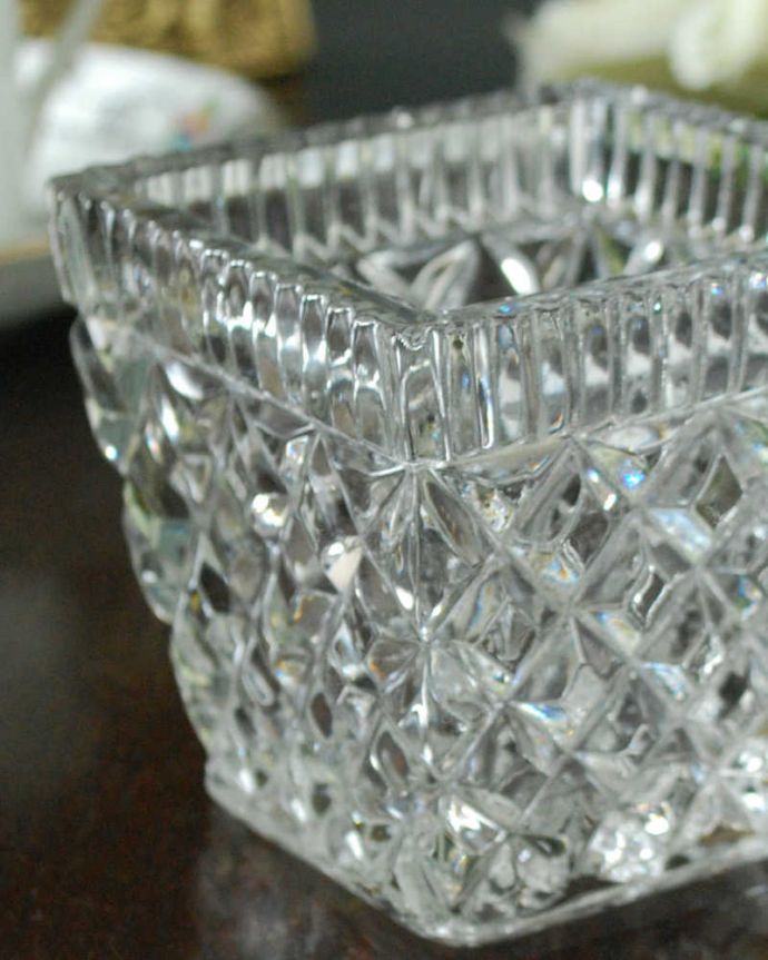 アンティーク 雑貨のガラス小物　アンティーク雑貨　イギリスから届いたアンティーク雑貨、四角いプレスドグラスの小物入れ。食事の時間を楽しく過ごすために作られた器貴重だったガラスがプレスドグラスの発達によって気軽に手に入るようになった時代に作られたテーブルウェア。(pg-5749)