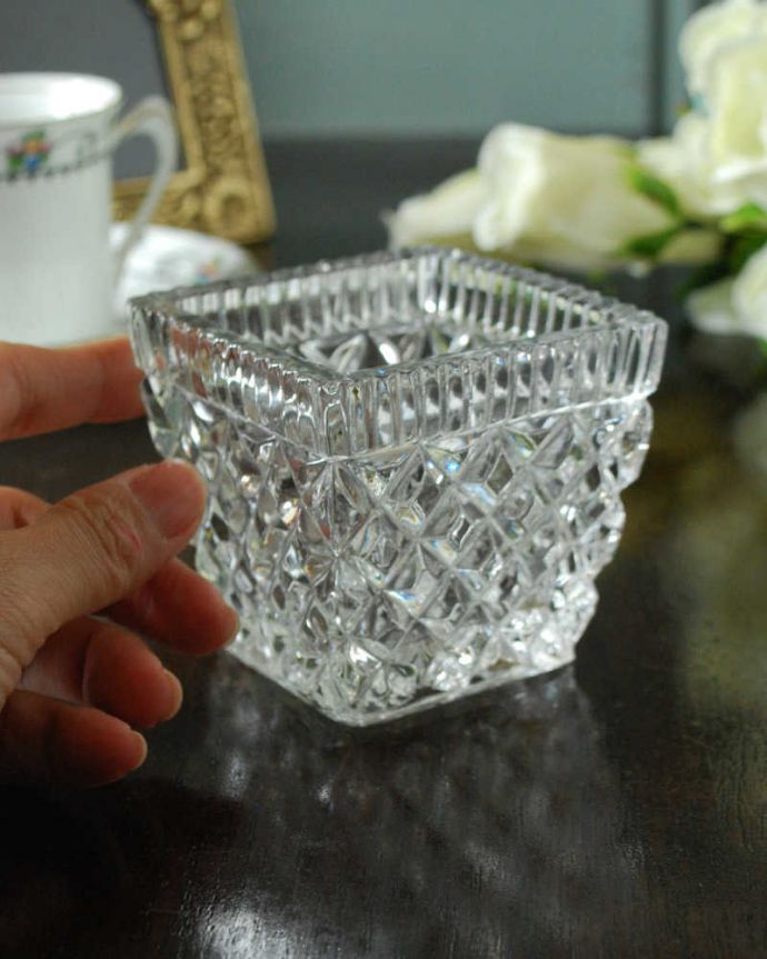 アンティーク 雑貨のガラス小物　アンティーク雑貨　イギリスから届いたアンティーク雑貨、四角いプレスドグラスの小物入れ。いろいろ便利に使えます食卓で使うのはもちろん、お花を浮かべたり、花器代わりに使ったりと自分だけの使い方を楽しんで下さい。(pg-5749)