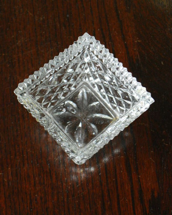 アンティーク 雑貨のガラス小物　アンティーク雑貨　イギリスから届いたアンティーク雑貨、四角いプレスドグラスの小物入れ。上から見るとこんな感じです。(pg-5749)