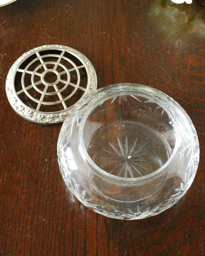 アンティーク 雑貨のガラス小物　アンティーク雑貨　イギリスで見つけたフラワーベース花留め付きガラスボール、アンティークプレスドグラス。上から見ると蓋は取り外しが出来るから取り扱いもラクです。(pg-5753)