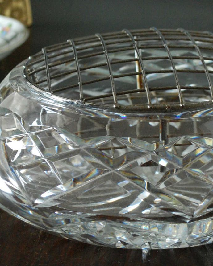 アンティーク 雑貨のガラス小物　アンティーク雑貨　花留め付きの美しいフラワーベース（ガラスボウル）アンティークプレスドグラス。見つかったらラッキー☆フラワーベース現代では見かける網目の蓋が付いたプレスドグラスのフラワーベース。(pg-5754)