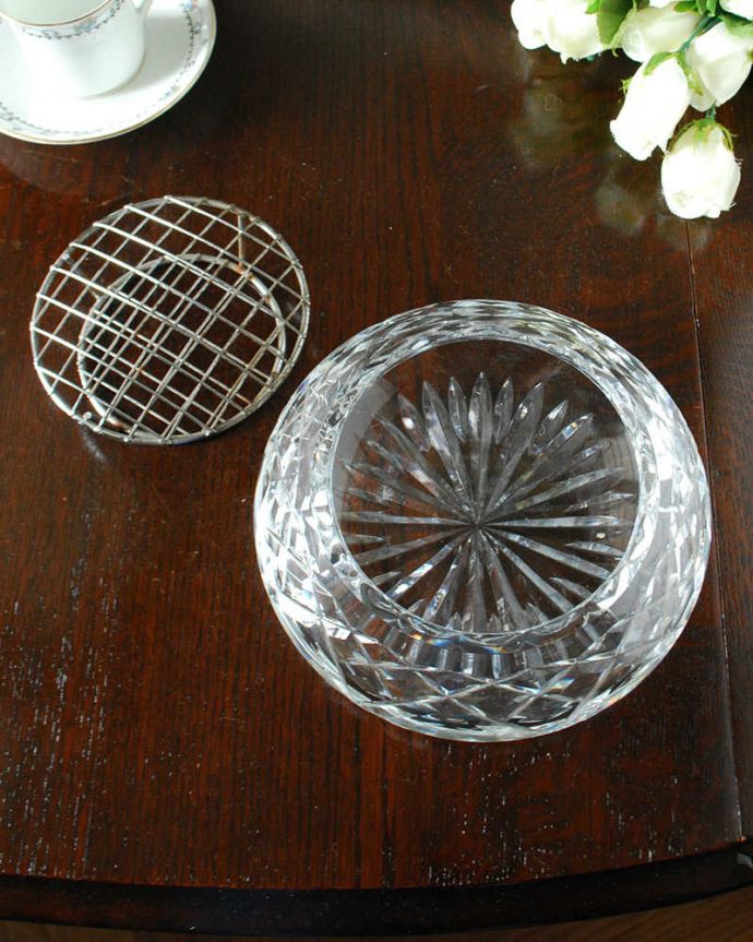 アンティーク 雑貨のガラス小物　アンティーク雑貨　花留め付きの美しいフラワーベース（ガラスボウル）アンティークプレスドグラス。上から見ると蓋は取り外しが出来るから取り扱いもラクです。(pg-5754)