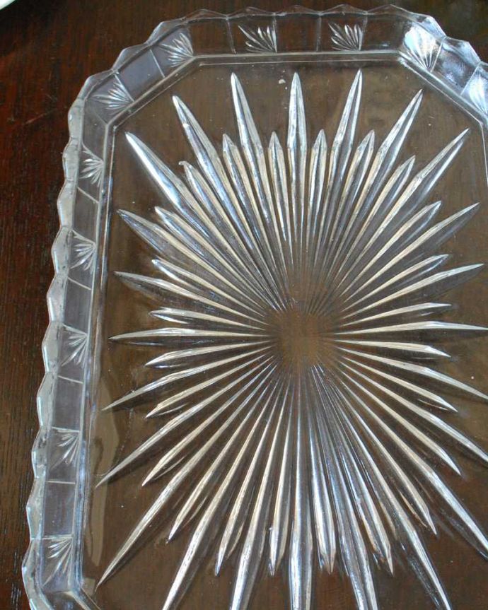 アンティーク 雑貨のガラス小物　アンティーク雑貨　イギリスで見つけたアンティークプレスドグラス、置くだけで華やかになるガラスのトレー。ドレッシングセットの1つだったトレイパフケースと燭台がこのトレイの上に乗せてセッティングされたドレッシングセット。(pg-5757)