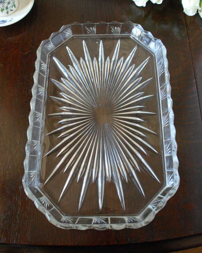 アンティーク 雑貨のガラス小物　アンティーク雑貨　イギリスで見つけたアンティークプレスドグラス、置くだけで華やかになるガラスのトレー。上から見ると、こんな形アンティークなので多少のキズやカケがある場合はありますが、使用上問題はありませんのでご了承下さい。(pg-5757)