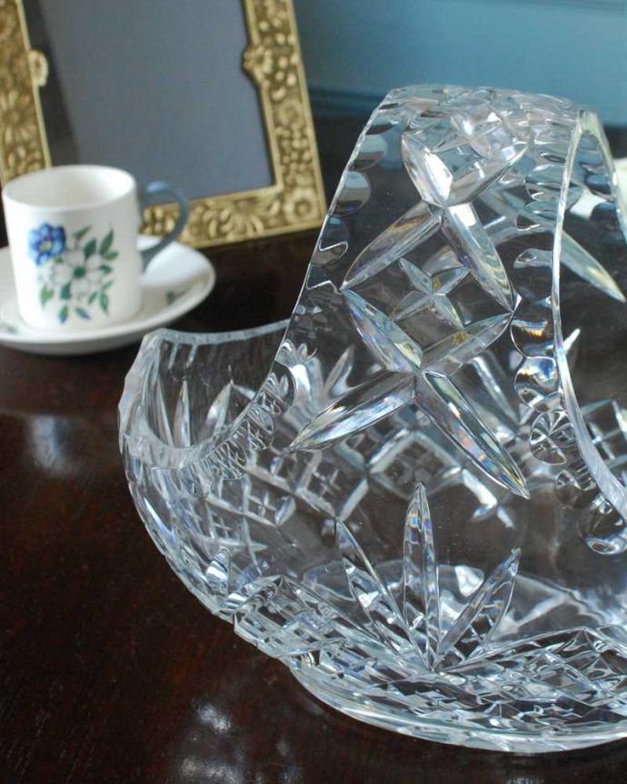 アンティーク 雑貨のガラス小物　アンティーク雑貨　アンティークガラスの雑貨、たっぷりサイズのガラスのバスケット。ガラスで出来た持ち手付きの可愛いバスケット見ているだけで可愛いバスケットの形をしたアンティークのプレスドグラス。(pg-5759)