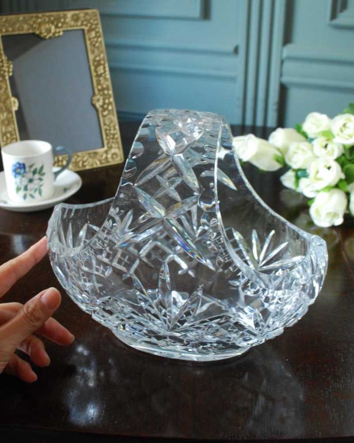 アンティーク 雑貨のガラス小物　アンティーク雑貨　アンティークガラスの雑貨、たっぷりサイズのガラスのバスケット。サイズはこれくらいです大きいものから小さいものまでサイズがいろいろあるバスケット。(pg-5759)