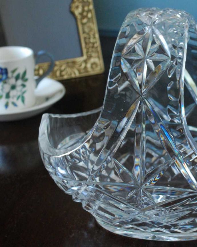 アンティーク 雑貨のガラス小物　アンティーク雑貨　アンティークプレスドグラスのガラスバスケット、きらきら輝くマルシェカゴ。ガラスで出来た持ち手付きの可愛いバスケット見ているだけで可愛いバスケットの形をしたアンティークのプレスドグラス。(pg-5760)