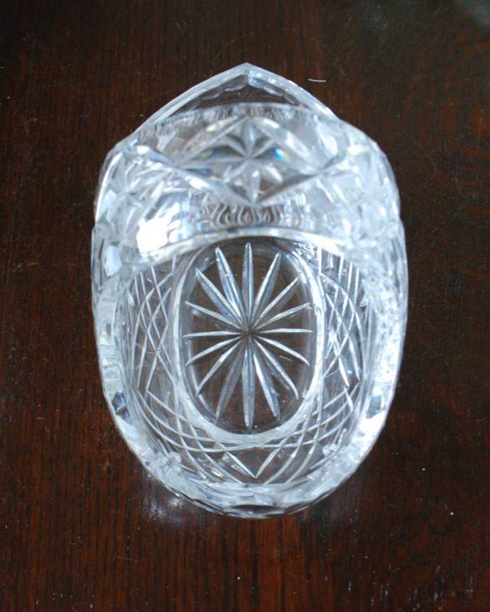 アンティーク 雑貨のガラス小物　アンティーク雑貨　アンティークプレスドグラスのガラスバスケット、きらきら輝くマルシェカゴ。上から見ると･･･アンティークなので多少のキズやカケがある場合はありますが、使用上問題はありませんのでご了承下さい。(pg-5760)