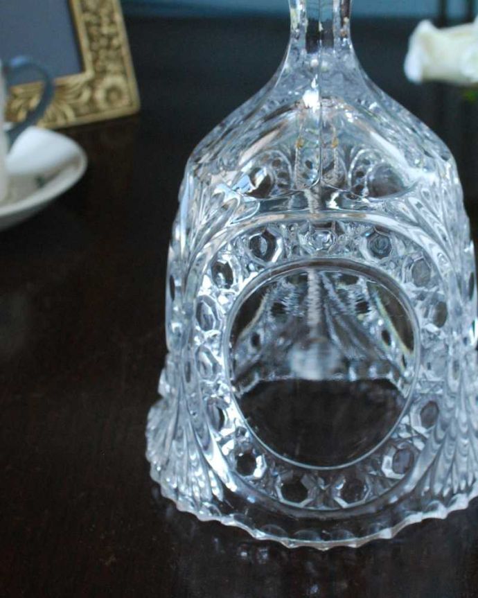 アンティーク 雑貨のガラス小物　アンティーク雑貨　イギリスで出会った可愛いアンティークプレスドグラスのガラスベル（ディナーベル）。装飾も美しいガラスで出来たベル使用人を呼ぶために日常的に使われていたベル。(pg-5763)