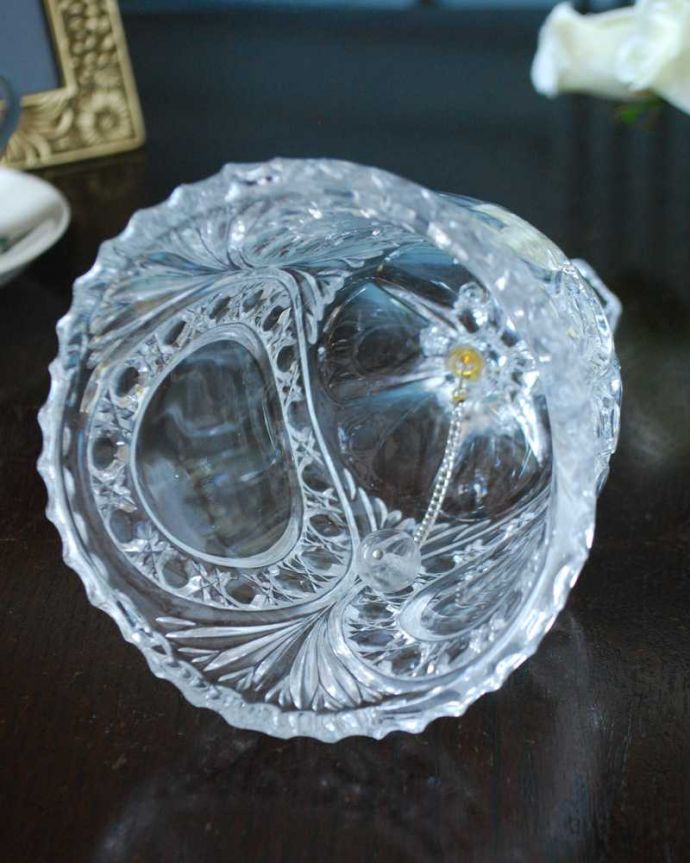 アンティーク 雑貨のガラス小物　アンティーク雑貨　イギリスで出会った可愛いアンティークプレスドグラスのガラスベル（ディナーベル）。キレイな音を奏でてくれますアンティークなので多少のキズやカケがある場合はありますが、きちんと鳴ります。(pg-5763)