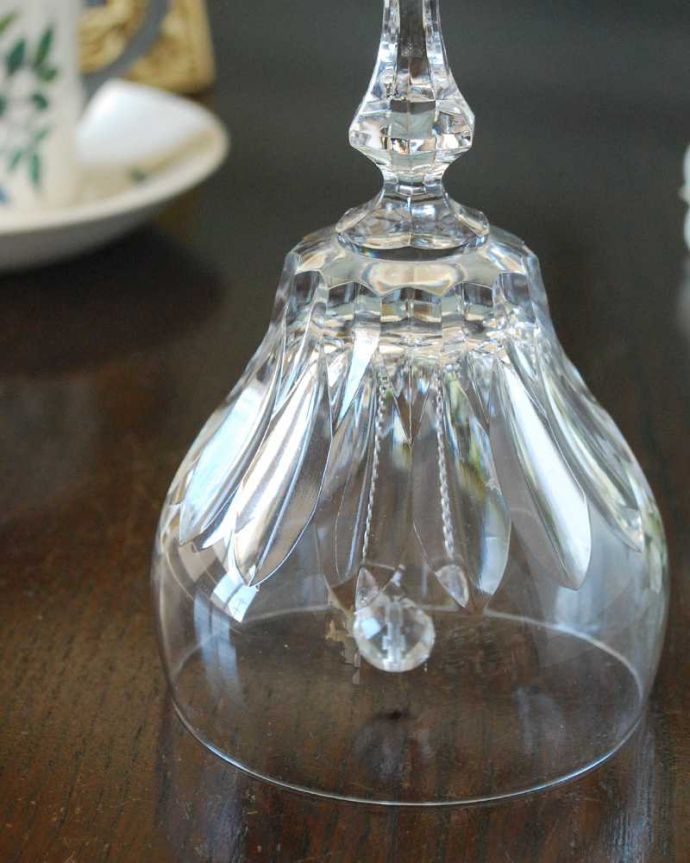 アンティーク 雑貨のガラス小物　アンティーク雑貨　ハンドルまで美しいイギリスで見つけたアンティークプレスドグラスのガラスベル。装飾も美しいガラスで出来たベル使用人を呼ぶために日常的に使われていたベル。(pg-5766)