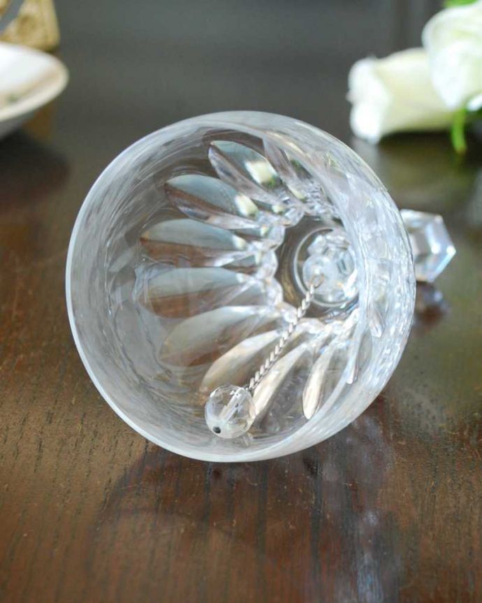 アンティーク 雑貨のガラス小物　アンティーク雑貨　ハンドルまで美しいイギリスで見つけたアンティークプレスドグラスのガラスベル。キレイな音を奏でてくれますアンティークなので多少のキズやカケがある場合はありますが、きちんと鳴ります。(pg-5766)
